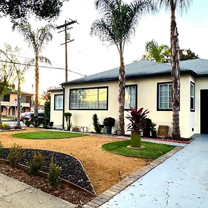 Spacious, Private, Modern 4 Bedroom House Game Glendale